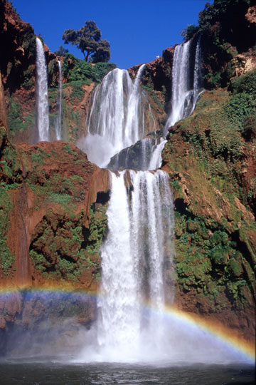 regarder les couleurs et comment il dend le cascade il est vraiment magnifique