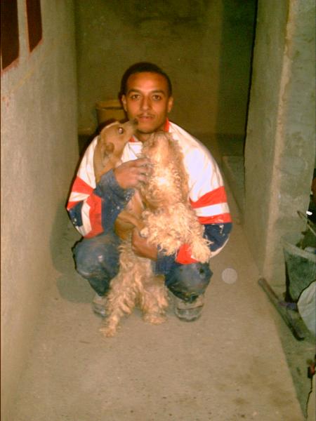 mon amis hasan avec ses deux petit chiens